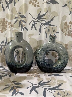 NWOT Ceramic Donut Vase Set in blue/black-Gray Glaze